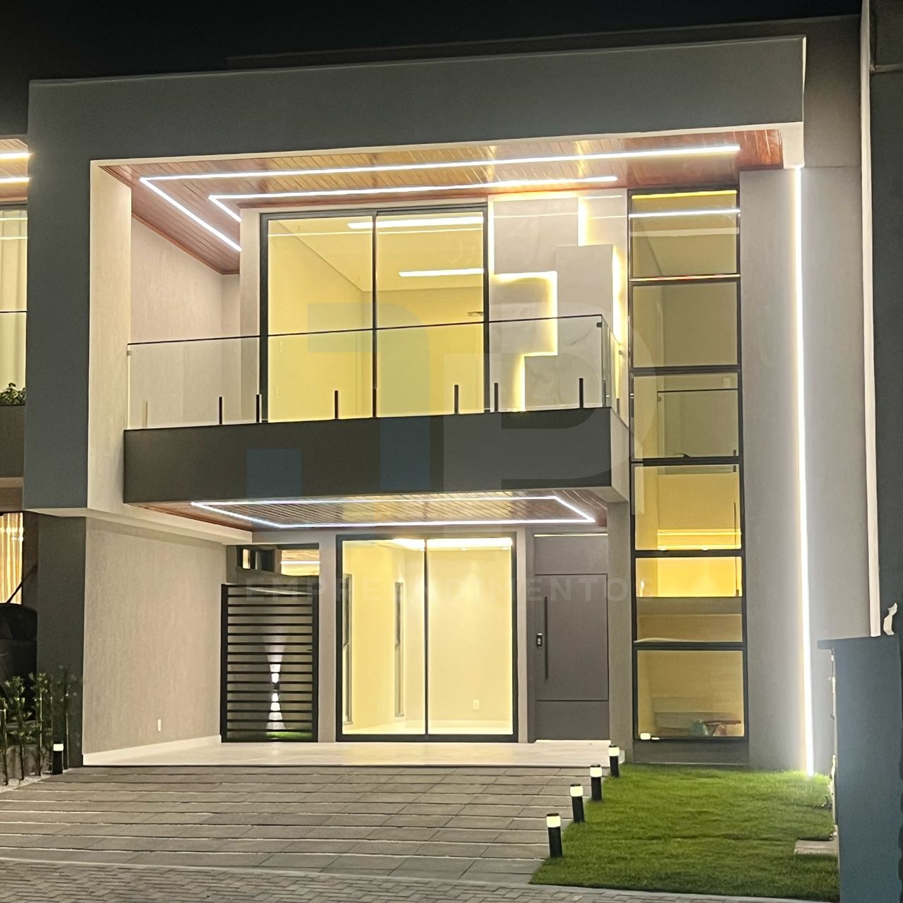 Fachada noturna da Casa Ignez Fiúza I, construída pela JP Empreendimentos