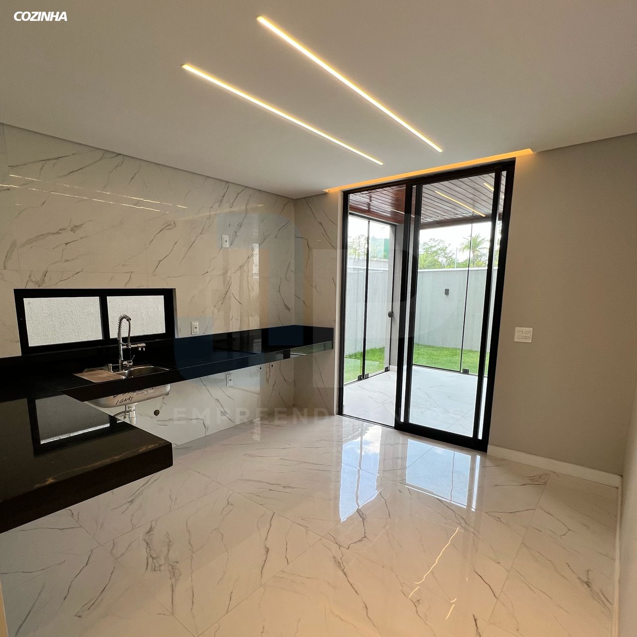 Cozinha com porcelanato e iluminação embutida