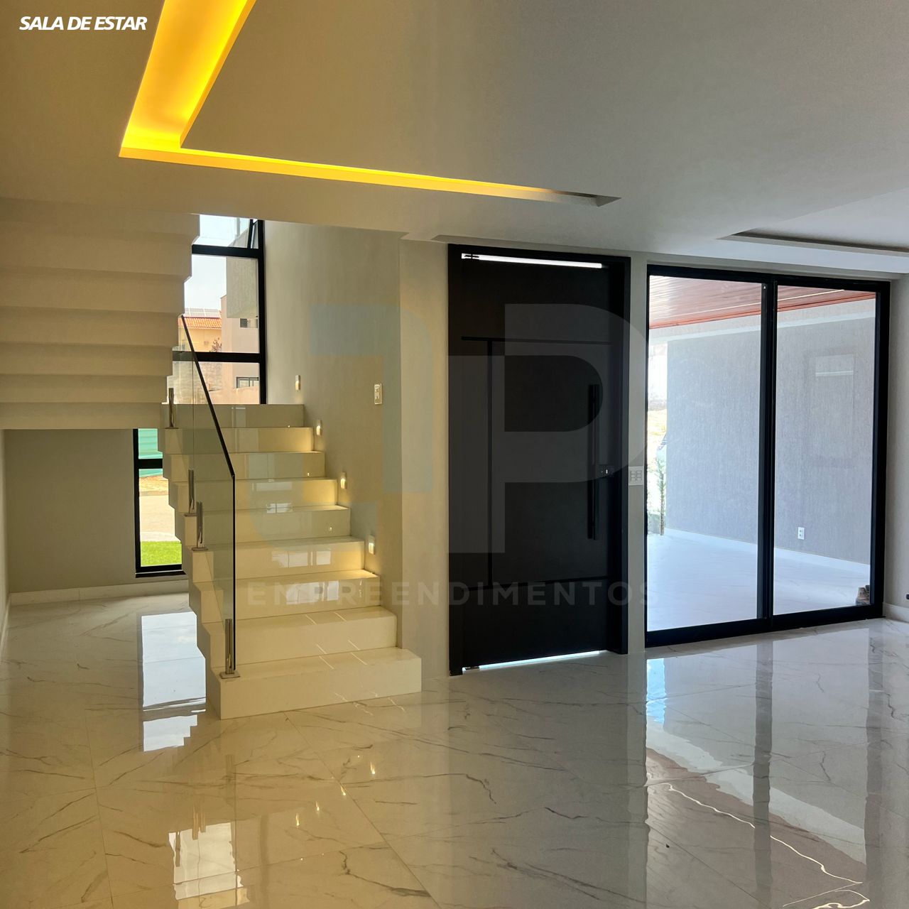 Sala de estar com pé-direito duplo