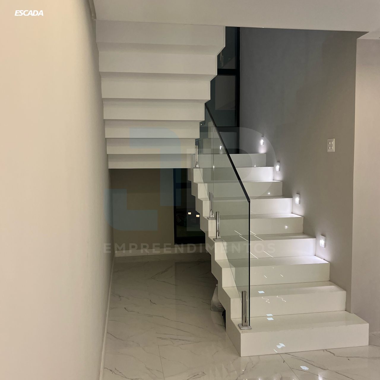 Escada com guarda-corpo de vidro