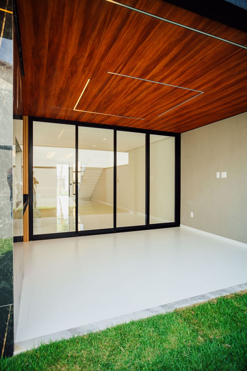Fachada noturna com iluminação em LED