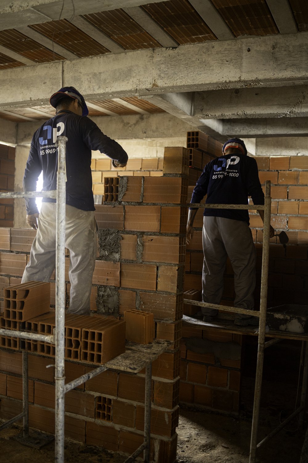 JP Empreendimentos in-house crew laying masonry on site