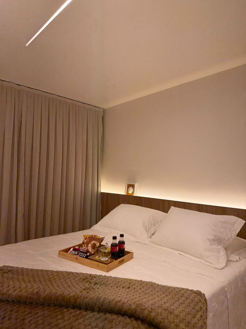 Suíte com cabeceira iluminada em LED