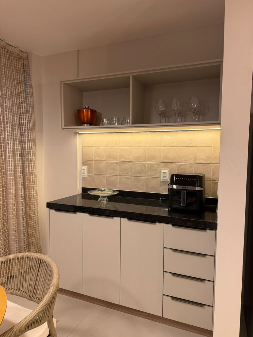 Bancada de apoio com marcenaria e iluminação